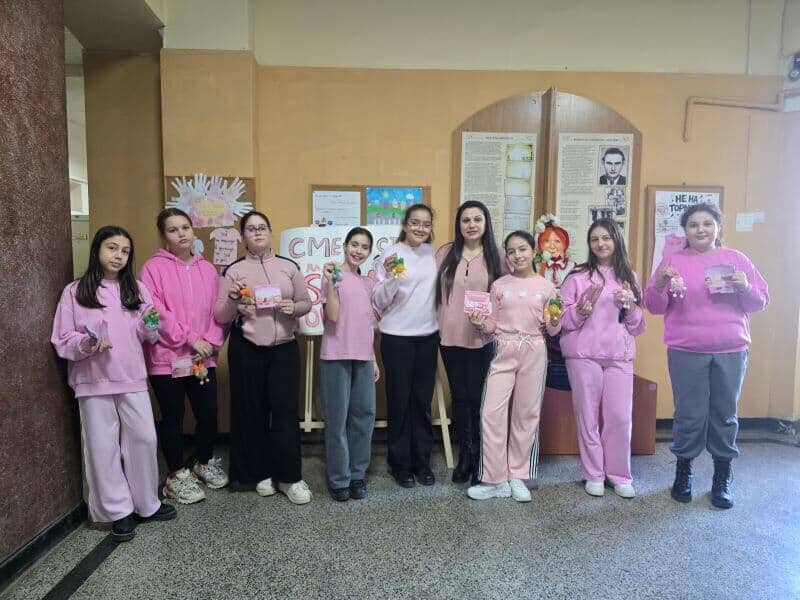 Ден на розовата фланелка в 5. б клас – сканирай, изпълни, направи добро!
