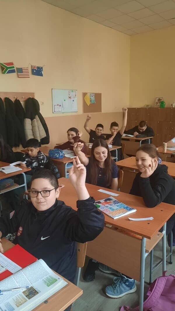 СЪВМЕСТЕН УРОК  -Тайната на тайните писма на Апостола – история и наука, проведен в 6.б клас под ръководството на г-жа Велева - учител по История и цивилизация, и г-жа Мустакова – учител по Човекът и природата - p22