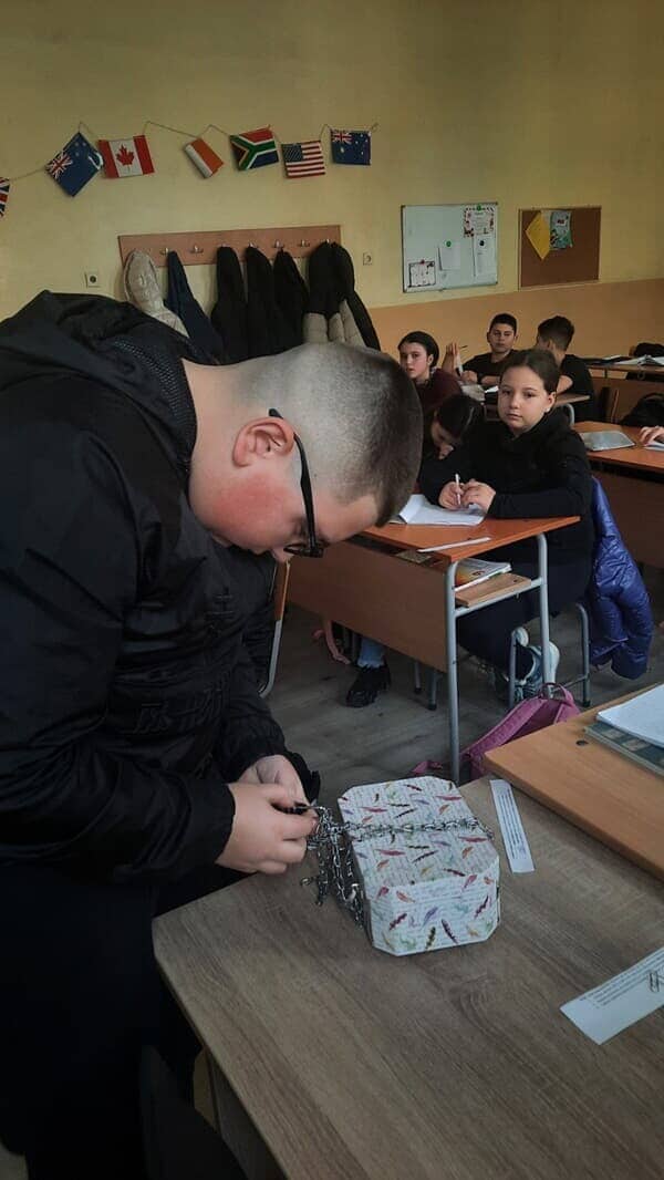 СЪВМЕСТЕН УРОК  -Тайната на тайните писма на Апостола – история и наука, проведен в 6.б клас под ръководството на г-жа Велева - учител по История и цивилизация, и г-жа Мустакова – учител по Човекът и природата - p12