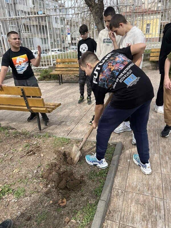 Цветен двор в ОУ Цветан Спасов! - p11
